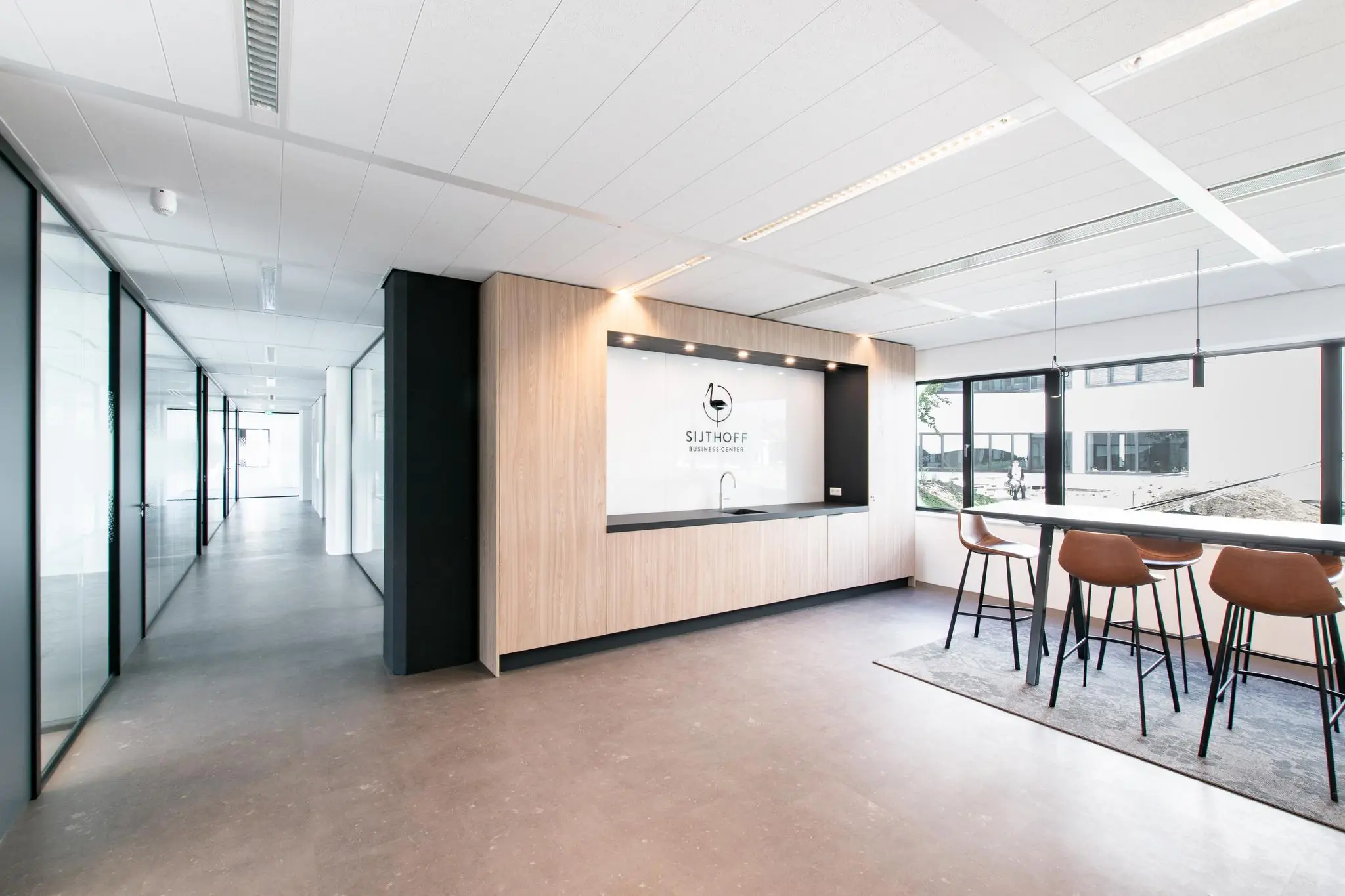 Moderne en lichte kantoorruimte in het Sijthoff Business Center aan de Grote Marktstraat met een kitchenette en zithoek.